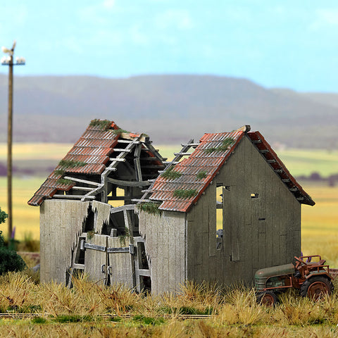 1405 - Dilapidated Barn Kit (HO Scale)