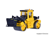 11558 - BOMAG Roller With Grit Spreader (HO Scale)