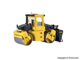 11558 - BOMAG Roller With Grit Spreader (HO Scale)