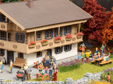 Noch 16215 - Themed Figures Set - In the Garden (HO Scale)
