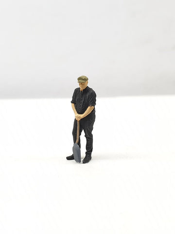 Fireman Standing with Shovel (Early days fireman) 7mm Scale